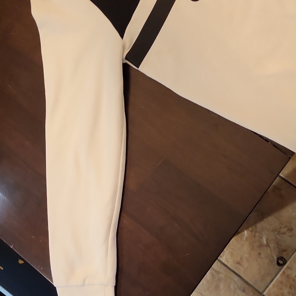 Calvin Klein - Picture 4 of 8